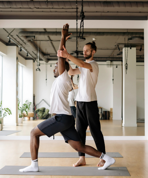 யோகா ஆசனத்தில் பெண்