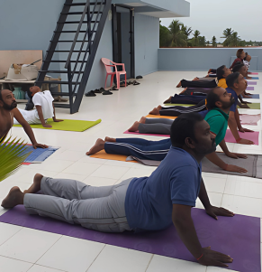 யோகா ஆசனத்தில் பெண்